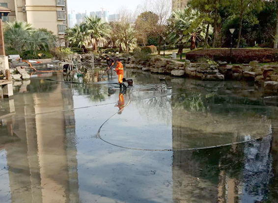 泰兴景观池淤泥清理