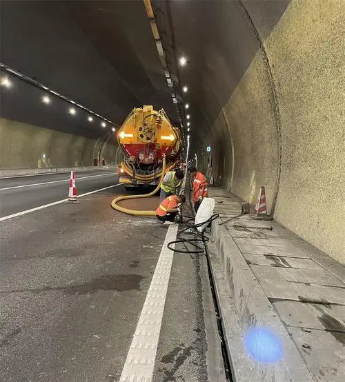 泰兴隧道排水渠清淤